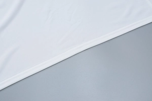 Gros plan détaillé de la couture de l'ourlet et du tissu en dentelle du haut d'été blanc