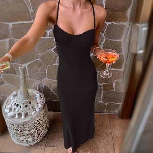Détail de la robe midi noire moulante avec un design élégant à bretelles et dos nu