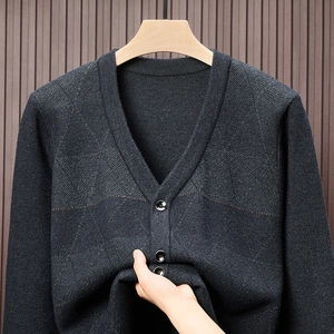 Detail von Herren Strickjacke in Dunkelgrau mit Rautenmuster, V-Ausschnitt und Harzknöpfen