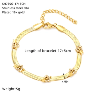 Détail du bracelet chaîne serpent plaqué or 18K avec pendentifs en forme de cœur en zircon