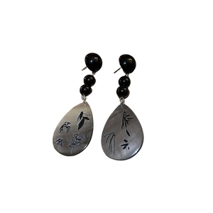 Retro teardrop shell earrings with engraved rose and bamboo patterns on black beads