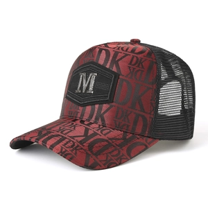 Unisex Trucker Cap in Rot und Schwarz mit DK-Muster und silbernem M-Metallemblem