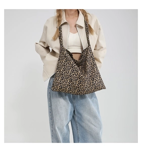 Primer plano del bolso tote de lona con estampado de leopardo y gran capacidad
