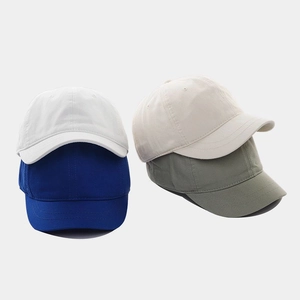 Vista piatta di cappelli da baseball a tesa corta in twill di cotone, quattro colori