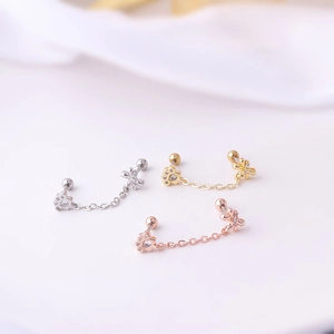 Detailansicht der Blumen- und Pfotenabdruck-Ohrstecker in Silber Gold und Roségold