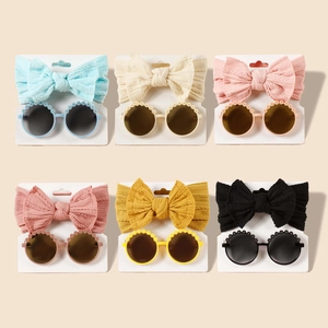 Details von Baby-Stirnband und Gänseblümchen-Sonnenbrille in Pastellfarben