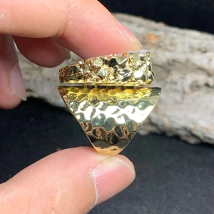 Detailaufnahme des 14K vergoldeten Sonnenblumenrings mit roher Bergkristall-Textur