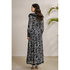 Robe longue élégante à col en V avec imprimé paisley, dentelle et ceinture fine