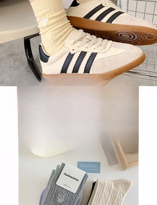 Détail de chaussettes en coton peigné avec texture côtelée et logo brodé