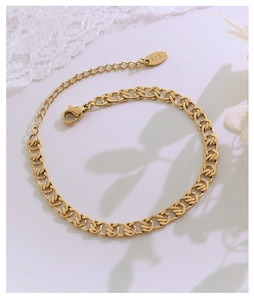 Close-up of 18k gold interlocking chain bracelet with lobster clasp and K18 hallmark tag