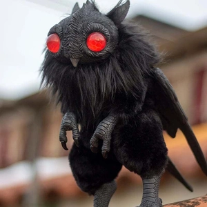 Εύκαμπτο μαύρο Mothman λούτρινο παιχνίδι με κόκκινα μάτια και λεπτομερή φτερά