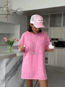T-shirt rose avec cœur et casquette filet Girl Power présentés dans une cuisine