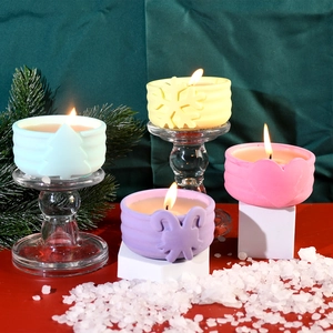 Dettaglio di candele natalizie colorate con rilievo strutturato e motivi festivi