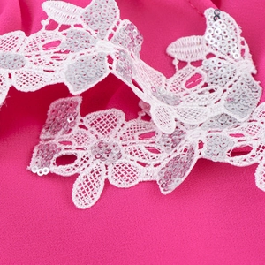 Abito in chiffon con bordo in pizzo delicato e dettagli in paillettes argento