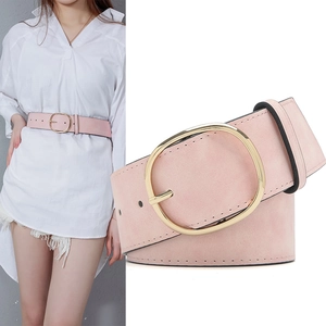 Ceinture rose en daim avec boucle ovale dorée pour femme sur chemise blanche chic