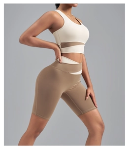 Détail du soutien-gorge de sport haute intensité et short cycliste bicolore taille haute