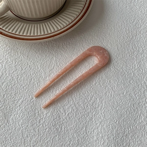 Détail de l'épingle à cheveux en U effet marbre rose avec finition acétate polie