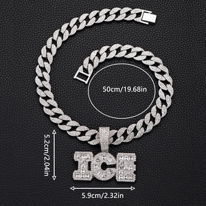Vue détaillée du collier cubain avec pendentif ICE et mesures précises du bijou hip hop