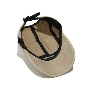 Detail der Innenseite einer 5-Panel-Cap in Khaki mit Baumwolletikett und Gurt