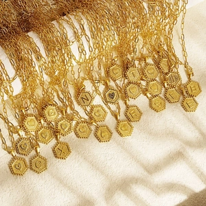 Collier en acier doré avec pendentifs hexagonaux à lettres initiales et motifs cœur