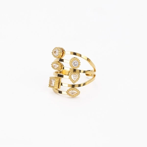 Détail d'une bague dorée multi-rangs avec pendentifs en zircon cœur et géométriques