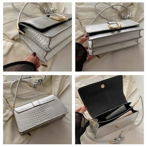 Vues détaillées du sac bandoulière argenté à motif crocodile avec fermoir en D doré