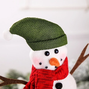 Charmanter Schneemann-Weinflaschenüberzug mit rotem Schal und grüner Strickmütze Dekoration