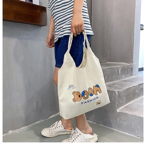 Tragetasche aus Segeltuch in Off-White mit Bärenmuster in einer Alltagsszene