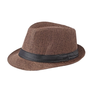 Chapeau fedora classique en paille marron avec ruban noir, vue de profil
