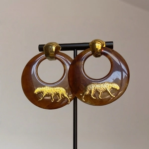 Boucles d'oreilles créoles vintage en résine écaille avec relief tigre doré sur support
