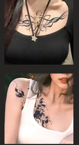 Dettaglio macro di tatuaggi temporanei neri a base di erbe con motivi floreali realistici