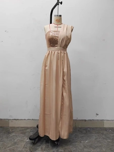 Detail des Champagner-Pailletten-Oberteils und der eleganten Drapierung am Festkleid