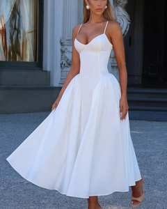 Robe longue blanche élégante à fines bretelles avec bustier ajusté et jupe plissée volumineuse