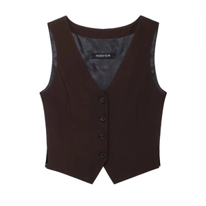 Ensemble gilet sans manches marron foncé à col en V pour femme sur fond blanc