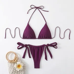 Set bikini a triangolo viola scuro con lacci al collo e slip regolabili ai lati