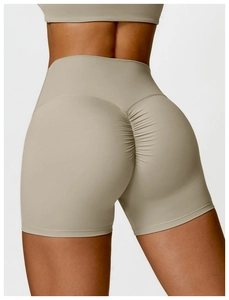 Vue détaillée du short de yoga taille haute avec effet push-up en tissu mat kaki clair