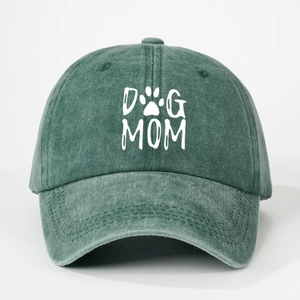 Détail de la casquette de baseball vert olive délavé avec imprimé DOG MOM blanc