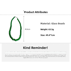 Détail du collier de perles en verre vert émeraude de 10mm avec une longueur de 49cm