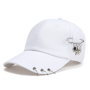 Casquette de baseball punk blanche avec anneaux métalliques et breloques épingle à nourrice