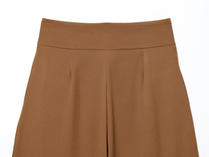 Detailansicht der braunen Ballonhose mit hoher Taille und präzisen Falten im Stoff