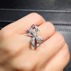 Bague élégante en argent avec nœud serti de micro-zircones portée au doigt