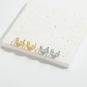 Eleganti orecchini a clip multistrato oro e argento con scritta LOVE e zirconi a cuore
