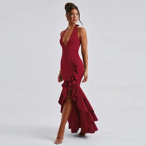 Détails de la robe rouge élégante à licou avec décolleté en V et ourlet à volants