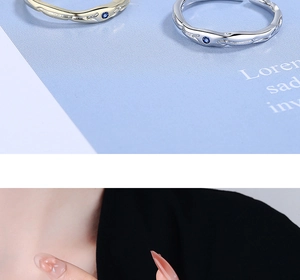Détails de bagues texturées en or et argent ornées de petits saphirs bleus fins