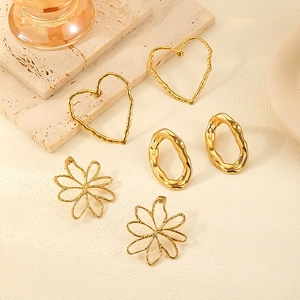 Ensemble de boucles d'oreilles en acier titane doré en forme de cœur, de lave et de fleur martelée