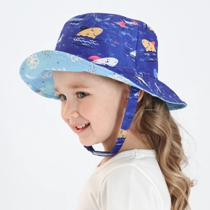 Détail du cordon réglable sur le chapeau de soleil bleu avec motifs de requins
