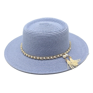 Chapeau canotier en paille bleu clair avec chaîne dorée et pompon perlé