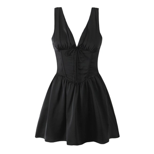 Détail de la robe mini noire avec col en V, taille corset et texture en satin