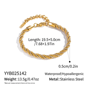 Détail d'un bracelet tressé bicolore en acier inoxydable avec fermoir mousqueton et chaîne