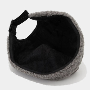 Berretto docker grigio in pile sherpa con fodera trapuntata e fibbia regolabile